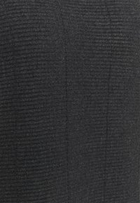 Tessuto nero con una texture strutturata e un motivo a coste verticali; texture morbida; adatto per abbigliamento come abiti o giacche.