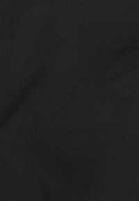 Musta puuvillakangas, jossa on sileä rakenne, tasainen väri ja ei näkyviä kuvioita tai korostuksia. Sopii useisiin käyttöihin.