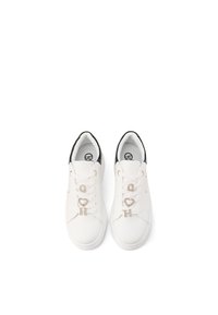 Sneakers in pelle bianca con dettagli neri, lacci piatti e decorazioni in strass con disegni di lettere e cuori.