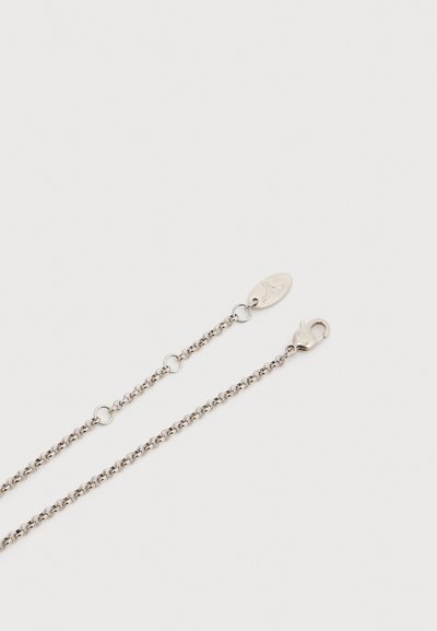 Ασημένιο κολιέ με αλυσίδα, που αποτελείται από μικρά, συνδεδεμένα μεταλλικά τμήματα, κούμπωμα τύπου αστακός και κομψή οβάλ ταυτότητα με χάραξη.