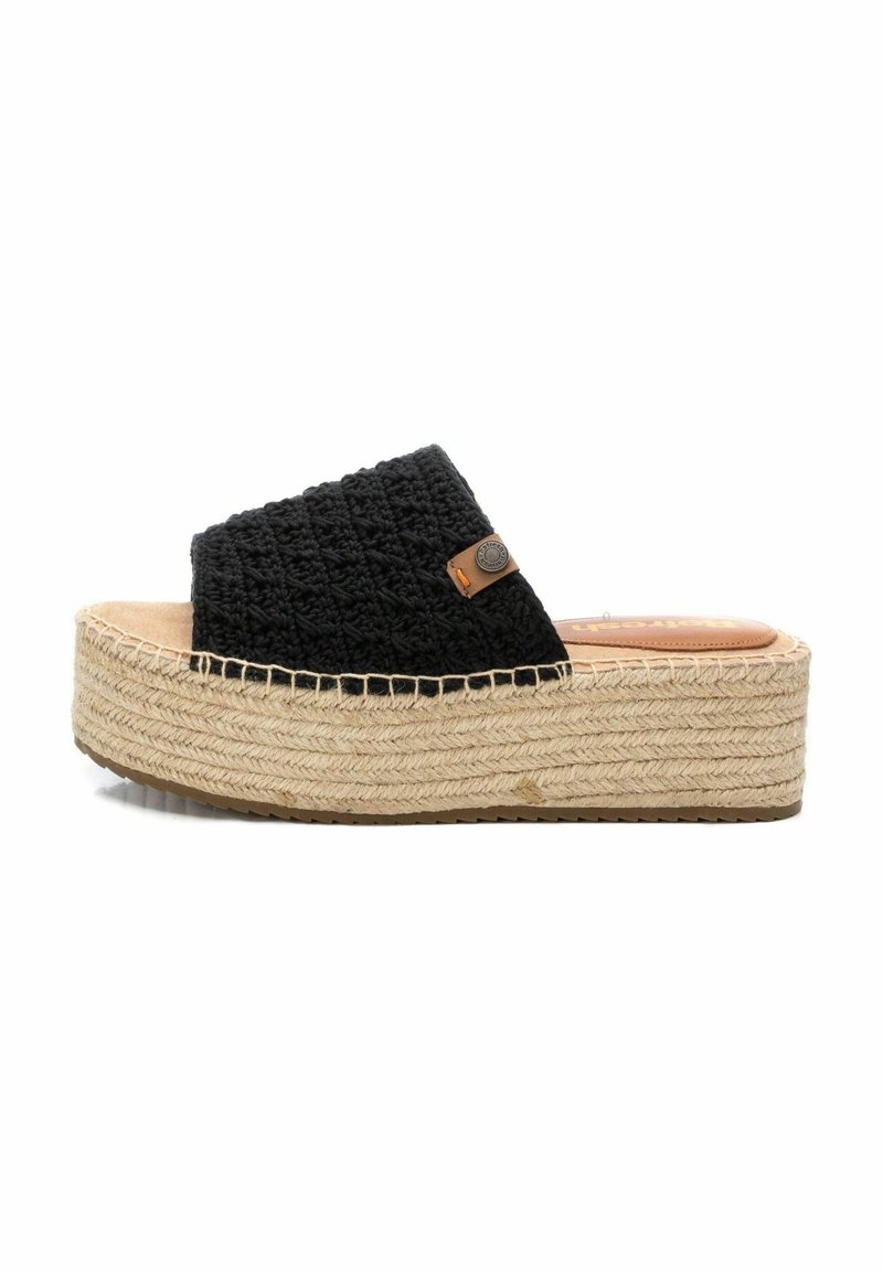 Sandalias deslizantes de crochet negro con suela de plataforma de esparto. Presenta un empeine texturizado y un pequeño logotipo en el lateral.