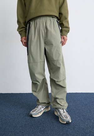 PANT - Tracksuit bottoms - light army/black