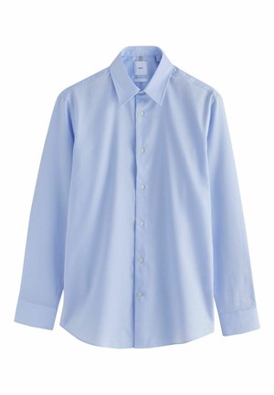 Hellblaues Herrenhemd mit langen Ärmeln, spitzem Kragen und vorderer Knopfleiste vor weißem Hintergrund.