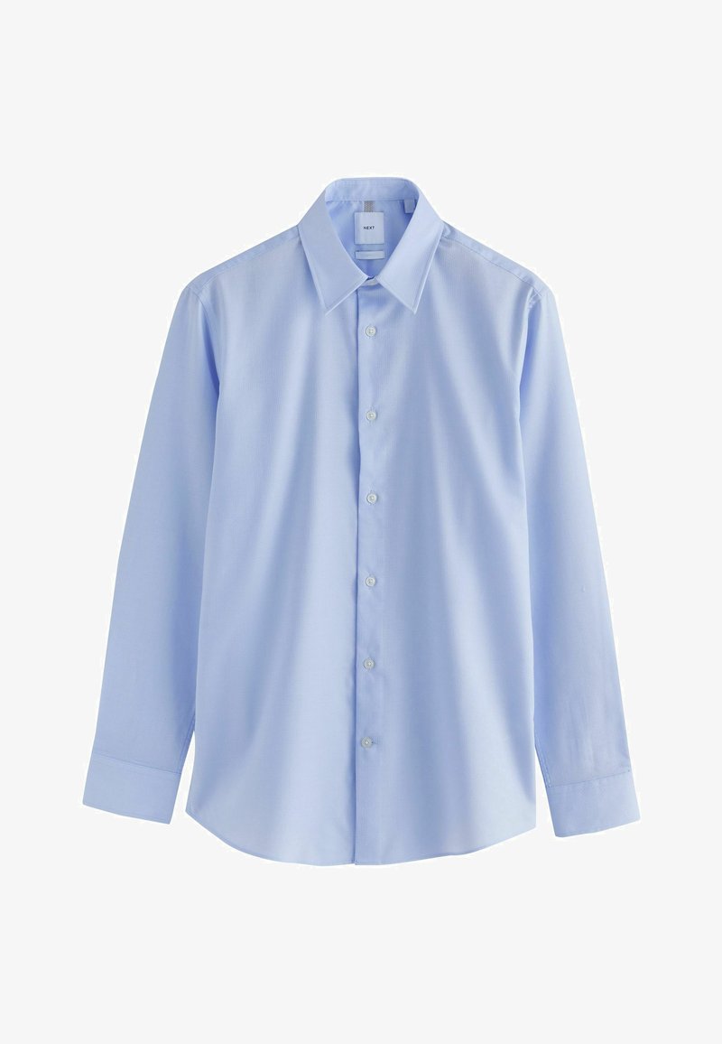 Chemise habillée homme à manches longues bleu clair avec col pointu et fermeture à boutons à l'avant sur fond blanc.