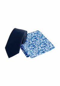 Marineblauer Krawatte mit strukturierter Oberfläche, kombiniert mit einem hellblauen Taschentuch, das ein Blumenmuster in verschiedenen Blautönen aufweist.