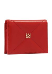 Punane nahkne rahakott geomeetrilise disainiga, millel on kuldne logo ja nähtav õmblus. Kompaktne, ristkülikukujuline kuju sujuva tekstuuriga.