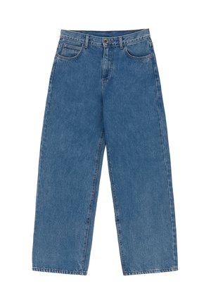 Vaqueros de pierna ancha en azul medio, con cierre de botón, cinco bolsillos y textura sutilmente desgastada en toda la prenda.