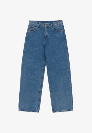 Vaqueros de pierna ancha en azul medio, con cierre de botón, cinco bolsillos y textura sutilmente desgastada en toda la prenda.