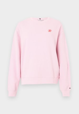 Sweat-shirt rose clair à manches longues avec col rond, petit logo rouge sur le haut gauche de la poitrine, poignets et ourlet côtelés.
