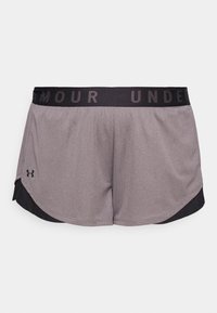 Pantalones cortos deportivos grises con cintura negra que presentan el texto y el logo de "Under Armour" en la pierna izquierda, diseñados para correr o practicar deportes.