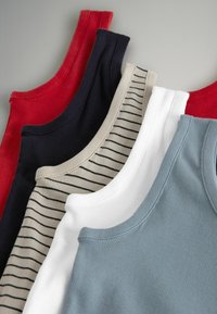 Cinque canotte di colori diversi: rosso, blu navy, beige a righe, bianco e azzurro chiaro. Tutte presentano una texture a coste e un design con scollo rotondo.