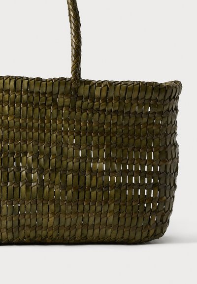 Καλάθι σε ελιά πράσινο, στενά υφασμένο με μία πλεξούδα λαβής και υφή, ορθογώνιο σχήμα.