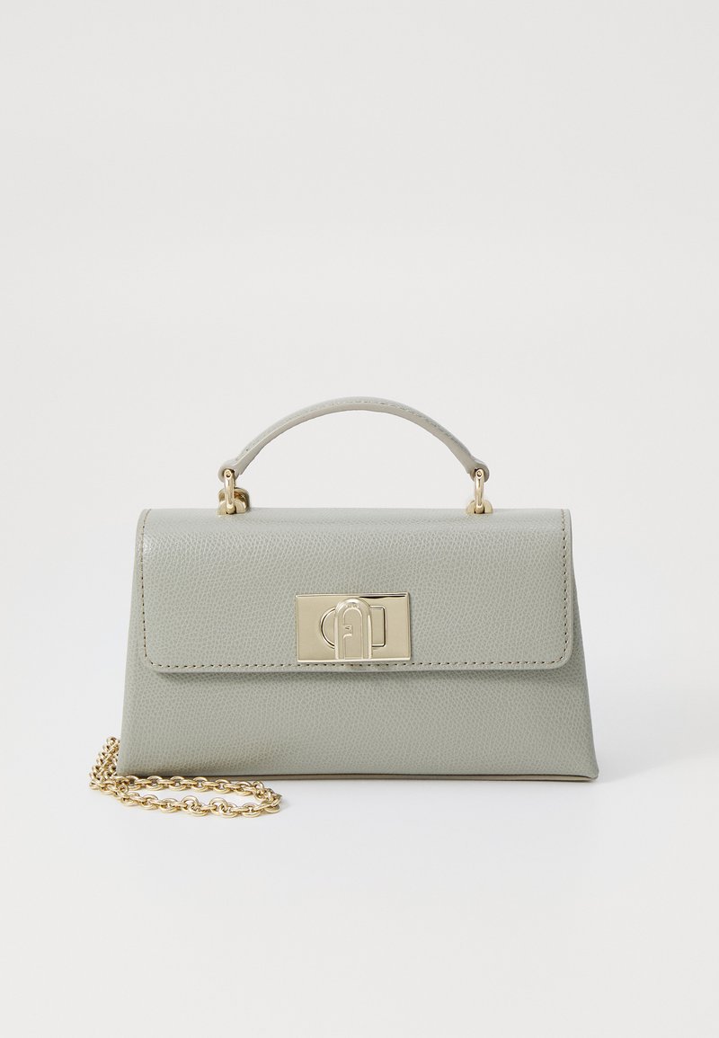 Bolsa de couro verde texturizado com um fecho dourado e alça de corrente; apresenta uma forma estruturada e uma pequena pega no topo.