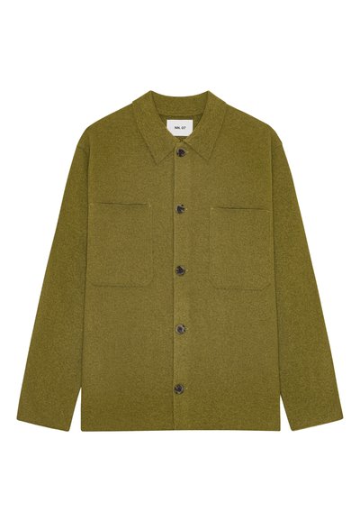 Camicia giacca in misto lana verde oliva con colletto, bottoni frontali e due tasche sul petto, caratterizzata da una texture morbida e un taglio dritto.