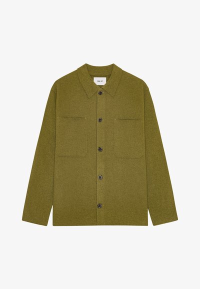 Koszula kurtka z mieszanki wełny w kolorze oliwkowym, z kołnierzem, z przodu na guziki oraz dwiema kieszeniami na piersiach, charakteryzująca się miękką teksturą i prostym krojem.