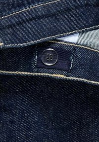 Jeans in denim con un lavaggio scuro, caratterizzati da cuciture visibili e un bottone metallico con il numero 38. Include un’etichetta sulla vita interna.