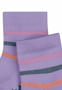 Lila Socken mit geripptem Bund, die horizontale Streifen in Pink, Orange und Dunkelgrün aufweisen. Hergestellt aus einem weichen, dehnbaren Material.