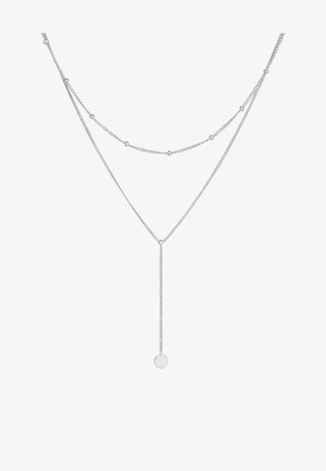 Srebrny, wielowarstwowy naszyjnik z cienkimi łańcuszkami, okrągłymi zawieszkami i teksturowanymi ogniwami, tworzący delikatny i warstwowy wygląd.