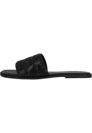Sort flad slide sandal med en bred, tekstureret rem dekoreret med små udsmykninger. Glat sål med et minimalistisk design.
