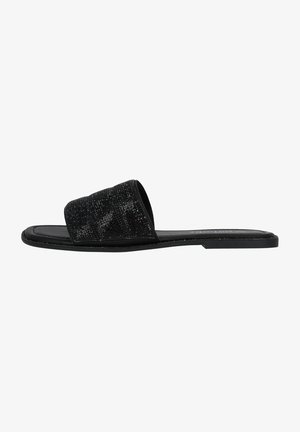 Sort flad slide sandal med en bred, tekstureret rem dekoreret med små udsmykninger. Glat sål med et minimalistisk design.