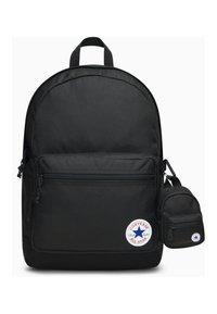 Mochila de tela negra con parte superior redondeada, bolsillo frontal con cremallera y parche del logo de Converse; incluye un pequeño estuche con cremallera extraíble.