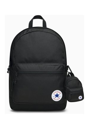 Mochila de tela negra con parte superior redondeada, bolsillo frontal con cremallera y parche del logo de Converse; incluye un pequeño estuche con cremallera extraíble.