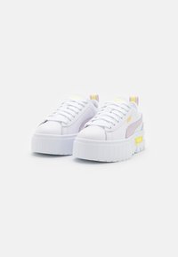 Puma MAYZE - Sapatilha de treino - white/lavender fog/team gold