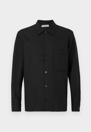 Svart långärmad skjorta med knappar, vertikala smalrandiga mönster, bröstficka på vänster sida och klassisk krage.
