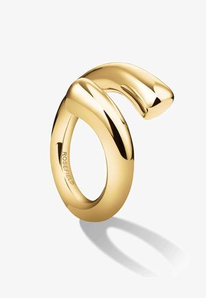 Anillo de metal dorado con un diseño liso y torcido. Presenta un bucle continuo, reflejando la luz y proyectando una sombra suave. Grabado con "ROSEFIELD."