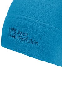 Blauwe fleecemuts met een gestructureerd oppervlak en geborduurde "Jack Wolfskin" logo. Rond gevormd met een nauwsluitende pasvorm voor extra warmte.