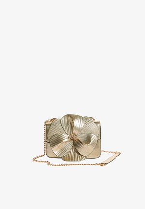 Geantă mică de umăr din metal auriu, cu aplicație mare și texturată sub forma unei flori și curea de lanț aurie cu pad de umăr din piele.