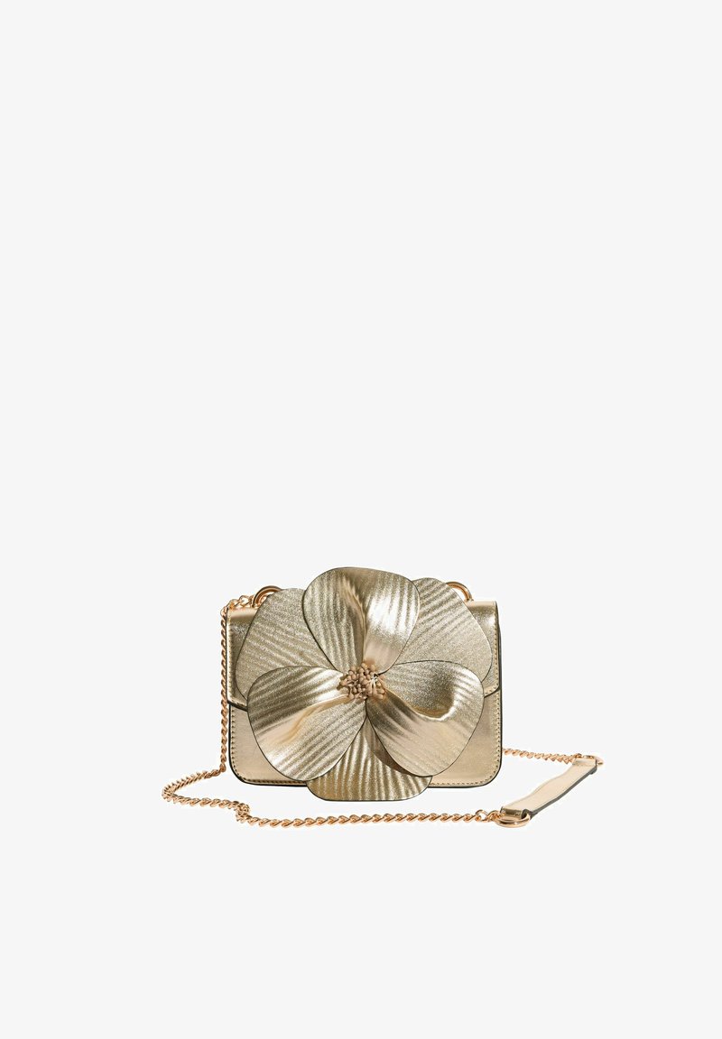 Kleine metalen gouden crossbodytas met grote textuur bloemapplicatie en gouden kettingriem met leren schouderpad.