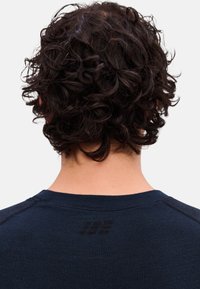 Marineblauwe trui met een gestructureerde afwerking en raglan mouwen. Bevat een subtiele logo nabij de halslijn en heeft een relaxte pasvorm.
