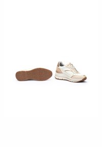 Zapatillas con parte superior color crema, acentos marrón claro y una suela marrón texturizada; cuenta con un talón acolchado y cierre de cordones.