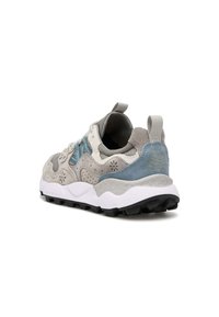 Wildleder- und Netzsneaker in Grau und Hellblau, mit einer weißen Zwischensohle, strukturiertem Gummiaußensohle und dekorativen Perforationen.