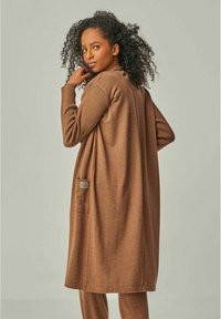 YOU LOOK PERFECT BLOSSOM - MERINO WOOL KNITTED CARDIGAN WITH POCKET - Strickjacke - cognac