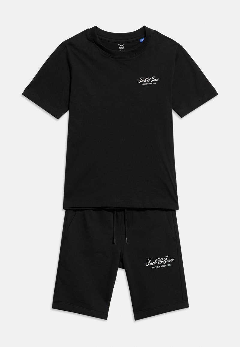 Ensemble t-shirt à manches courtes noires et short avec texte blanc « Jack & Jones Archive Selection » sur la poitrine et la jambe gauche, posé à plat sur fond blanc.