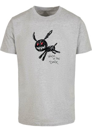 Grå bomulds t-shirt med en sort, håndtegnet tegneseriekanin med røde øjne og teksten "WALK IN THE DARK" i sort print.