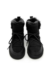 Czarne buty z miękkim kołnierzem wyściełanym sztucznym futrem, wierzch wykonany z zamszu i gumową podeszwą. Posiadają sznurowadła i pętelkę ułatwiającą zakładanie.