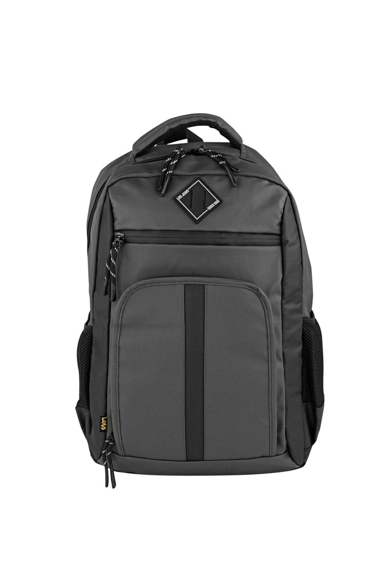 Mochila negra con diseño estructurado, múltiples compartimentos con cremallera, un detalle en forma de diamante y bolsillos laterales de malla. Tela duradera.