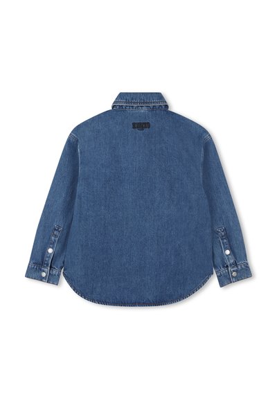 Chemise en denim à manches longues de couleur bleu foncé avec un ourlet arrondi, des poignets à bouton et un logo subtil brodé sur le col arrière. Texture lisse.