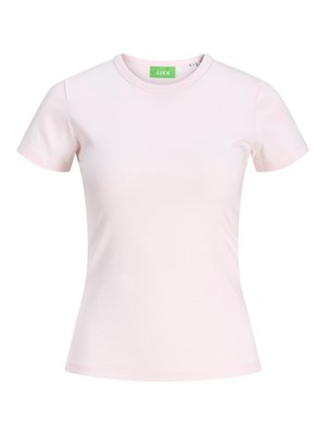 Prosty jasnoróżowy dopasowany t-shirt z krótkim rękawem i okrągłym dekoltem, ze zieloną metką wewnątrz kołnierzyka z nazwą marki JJXX.