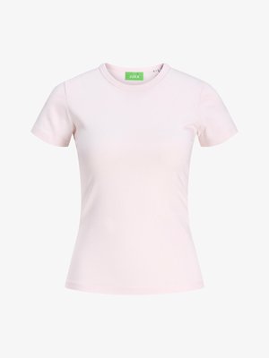 Prosty jasnoróżowy dopasowany t-shirt z krótkim rękawem i okrągłym dekoltem, ze zieloną metką wewnątrz kołnierzyka z nazwą marki JJXX.