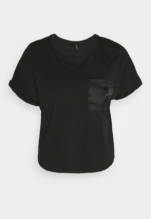 Czarny krótki t-shirt wykonany z bawełny, z okrągłym dekoltem, krótkimi podwiniętymi rękawami oraz satynową naszywką w formie kieszeni na lewej piersi.