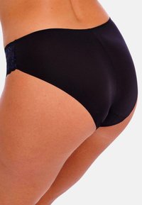 Musta alushousut, joissa on sileä pinta ja pitsikoriste vyötäröllä. Kankaan rakenne on pehmeä, tarjoten tiukan istuvuuden ja saumattoman muotoilun.