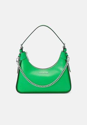 Bolso de mano de cuero verde con una silueta curvada, que presenta una correa de cadena plateada y un detalle de logo en la parte frontal. Textura suave con ribete negro contrastante.