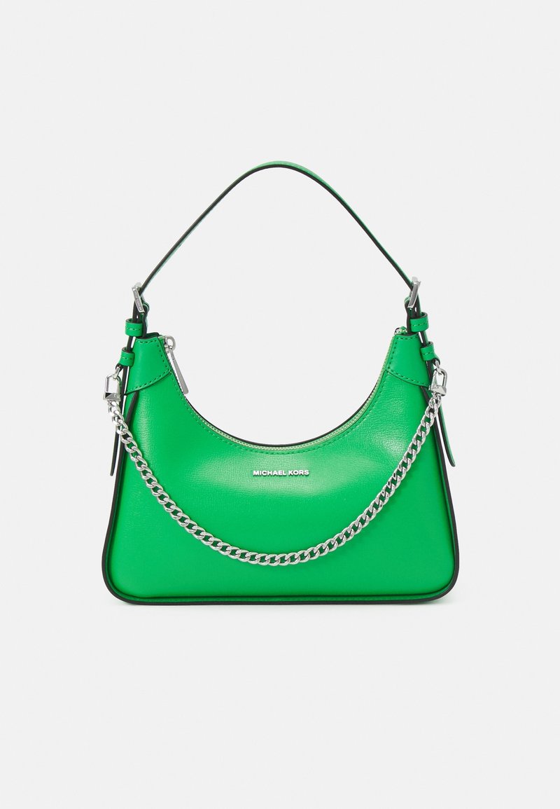 Sac à main en cuir vert avec une silhouette incurvée, doté d'une bandoulière en chaîne argentée et d'un détail logo à l'avant. Texture lisse avec des finitions noires contrastantes.