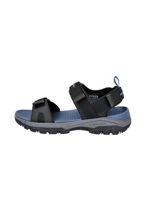 Sandalia negra y azul con puntera abierta, correas de velcro ajustables y suela resistente diseñada para uso en exteriores.