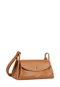 Borsa a mano in pelle marrone con superficie textured, patta pieghevole, hardware dorato e tracolla regolabile. Presenta il logo impresso sul davanti.
