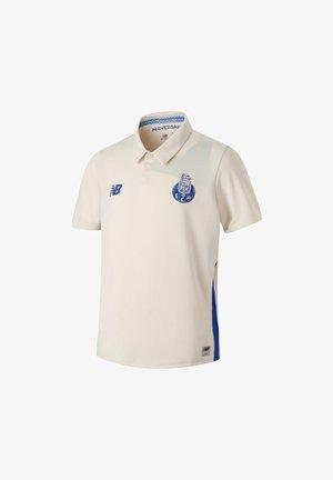 Polo bianca con logo New Balance blu e stemma FC Porto, con colletto a due bottoni e pannelli laterali blu.